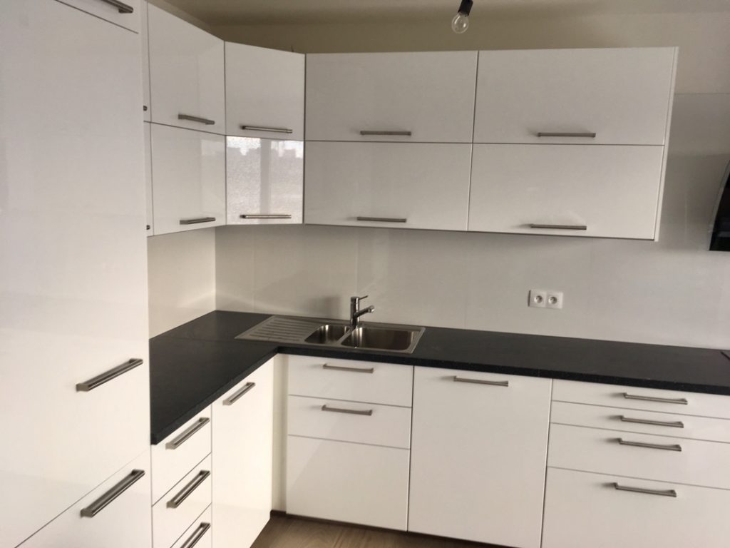 Kuchyňská linka IKEA RINGHULT v bílé lesklé barvě.